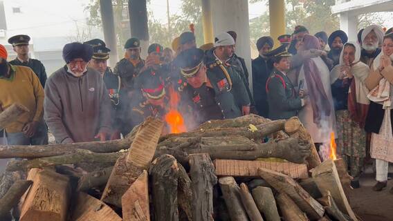 Jalandhar News: ਲੈਫਟੀਨੈਂਟ ਕਰਨਲ ਕਰਨਵੀਰ ਸਿੰਘ ਦਾ ਸਰਕਾਰੀ ਸਨਮਾਨਾਂ ਨਾਲ ਅੰਤਿਮ ਸਸਕਾਰ, ਪਰਿਵਾਰ ਸਮੇਤ ਫੌਜੀ ਅਧਿਕਾਰੀਆਂ ਦੀਆਂ ਅੱਖਾਂ ਨਮ Jalandhar News: ਲੈਫਟੀਨੈਂਟ ਕਰਨਲ ਕਰਨਵੀਰ ਸਿੰਘ ਦਾ ਸਰਕਾਰੀ ਸਨਮਾਨਾਂ ਨਾਲ ਅੰਤਿਮ ਸਸਕਾਰ, ਪਰਿਵਾਰ ਸਮੇਤ ਫੌਜੀ ਅਧਿਕਾਰੀਆਂ ਦੀਆਂ ਅੱਖਾਂ ਨਮ
