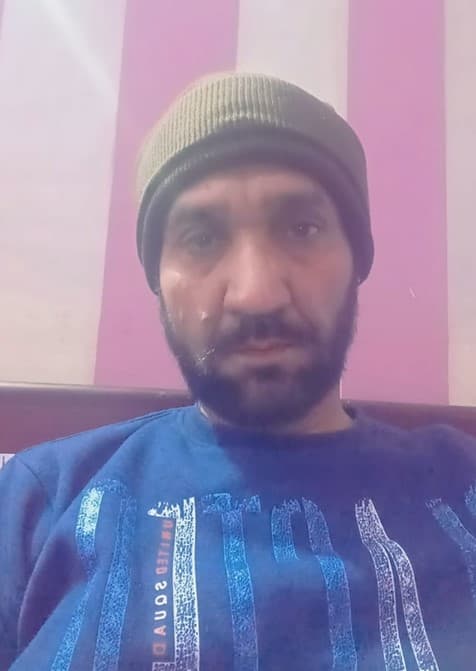 ਦੱਸ ਦੇਈਏ ਕਿ ਦੋਵਾਂ ਵਿਚਾਲੇ ਜ਼ਮੀਨੀ ਵਿਵਾਦ ਇਨ੍ਹਾਂ ਜ਼ਿਆਦਾ ਵੱਧ ਗਿਆ ਇਸ ਕਲਾਕਾਰ ਨੇ ਆਪਣੇ ਭਰਾ ਦਵਿੰਦਰ ਨੂੰ ਡੰਡਿਆਂ ਨਾਲ ਬੁਰੀ ਤਰ੍ਹਾਂ ਕੁੱਟਿਆ। ਹੈਰਾਨੀ ਦੀ ਗੱਲ਼ ਇਹ ਹੈ ਕਿ ਦਵਿੰਦਰ ਨੇ ਆਪਣੀ ਪਤਨੀ ਦੀ ਮੌਤ ਦਾ ਦੋਸ਼ ਗਾਇਕ ਸਤਵਿੰਦਰ ਬੁੱਗਾ ਉੱਪਰ ਲਗਾ ਦਿੱਤਾ।