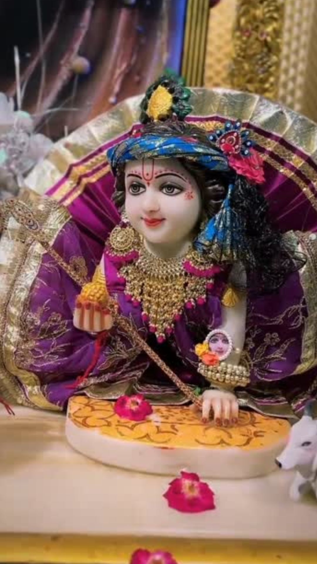 लेकिन यह जान लीजिए कि लड्डू गोपाल की मूर्ति खंडित