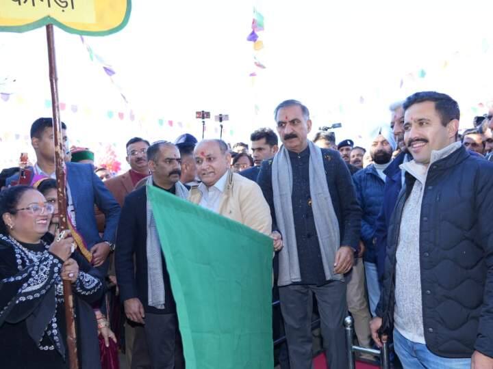 कार्निवल में क्लचरल परेड का आयोजन हुआ. इसमें एनजेडसीसी पटियाला और प्रदेश के सांस्कृतिक रूप से समृद्ध जिलों के लोक नृत्य, पारंपरिक लोक वाद्य यंत्रों के साथ पारम्परिक ठोडा लोक नृत्य के कलाकार पारम्परिक वेशभूषा में भाग लिया. इसके बाद लगभग 500 महिलाएं रिज मैदान पर पारम्परिक वेशभूषा में महानाटी डाली.