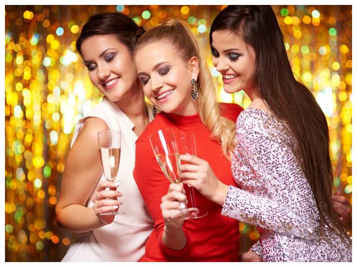 दिल्ली के कई नाइटक्लब, पब और रेस्तरां है. जो न्यू ईयर के मौके पर स्पेशल पार्टियां आयोजित करते हैं. यहां पर डीजे के साथ डांस, अनलिमिटेड खाना और ड्रिंक्स का आनंद ले सकते हैं.