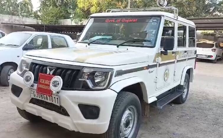 In Banaskantha, the police started action in the spying scandal of mining officials. ખાણ ખનીજ અધિકારીઓના જાસૂસીકાંડમાં કાર્યવાહી, પોલીસે ત્રણ આરોપીઓની કરી ધરપકડ