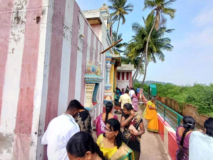 முல்லை ஆற்று ஓரத்தில் உள்ள அனுமன் கோவிலுக்கு செல்லும் மக்கள்