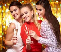 New Year Party: નવા વર્ષની પાર્ટી માટે થઇ રહ્યા છો રેડી તો પહેરો આ આઉટફિટ, આપશે સ્ટાઇલિશ લૂક