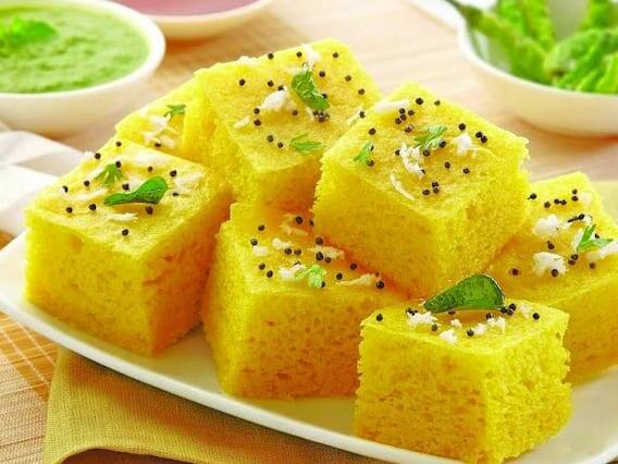 આથોની પ્રક્રિયા પોષક તત્વોની જૈવ ઉપલબ્ધતામાં વધારો કરે છે, જે તેમને શોષવામાં સરળ બનાવે છે. વધુમાં, ઢોકળામાં સ્વસ્થ કાર્બોહાઇડ્રેટ્સ હોય છે. ભારદ્વાજે જણાવ્યું હતું કે ચોખા અને ચણાના લોટનો સમાવેશ ડાયેટરી ફાઇબરનો સારો ડોઝ પૂરો પાડે છે, પાચનમાં મદદ કરે છે અને સ્વસ્થ આંતરડાને ટેકો આપે છે.