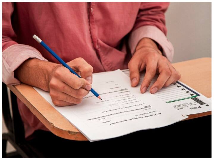 Board Exams 2024 Preparation Tips Points to keep in mind on day of exam CBSE Board Exams 2024 Tips Board Exams 2024: एग्जाम वाले दिन ये सावधानियां जरूर बरतें नहीं तो बाद में होगा पछतावा!