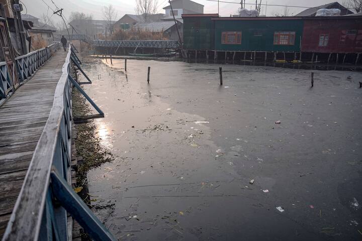 मौसम विभाग के अधिकारी ने बताया कि काजीगुंड में न्यूनतम तापमान शून्य से 2.6 डिग्री सेल्सियस नीचे दर्ज किया गया जबकि पिछली रात का तापमान शून्य से 2.0 डिग्री सेल्सियस नीचे था.