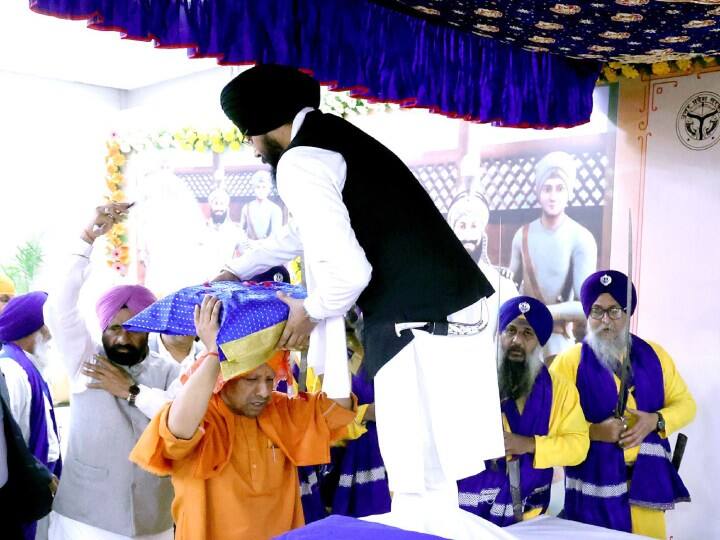 उत्तर प्रदेश के मुख्यमंत्री योगी आदित्यनाथ ने मंगलवार को कहा कि ‘वीर बाल दिवस’ हमें सिख गुरुओं के बलिदान को याद दिलाता है और साहिबजादों के बलिदान की गाथा हर बच्चे और युवा को सुनाई जानी चाहिए.