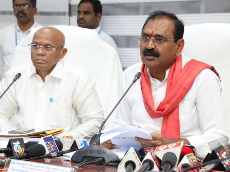 TTD Governing Council has taken a decision to increase the salaries of Tirumala employees and distribute house plots on Thursday Tirumala News: తిరుమల ఉద్యోగులకు గుడ్‌ న్యూస్- జీతాలు పెంపు, ఇళ్ల స్థలాలు