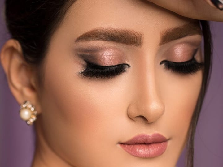 ग्लिटरी आई मेकअप: आपकी आंखें पूरे लुक को और भी खूबसूरत बना देती है इसलिए हम आपको ग्लिटरी आई मेकअप की के बारे में बता रहे हैं जिससे पार्टी में परफेक्ट लुक आएगा. आप अपनी आंखों पर गोल्ड, सिल्वर या फिर क्रिस्टल जैसे चमकीले आई शैडोज लगा सकती हैं.