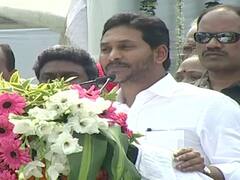 ఆడుదాం ఆంధ్ర కార్యక్రమంలో భాగంగా క్రికెట్ ఆడిన సీఎం జగన్