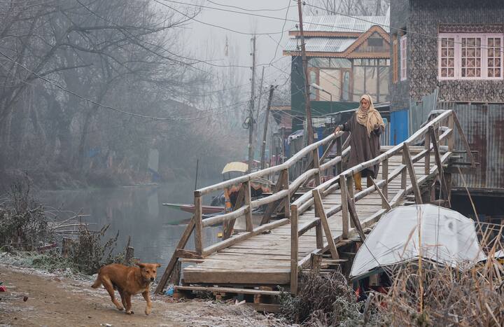 मौसम विभाग के अधिकारी ने कहा कि कश्मीर के प्रवेश द्वार शहर के लिए न्यूनतम तापमान सामान्य से 0.6 डिग्री सेल्सियस कम था.