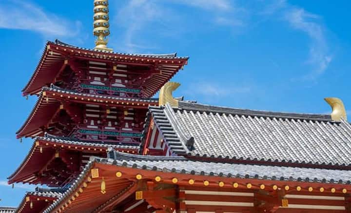 করোনার সময় সঙ্কট দেখা দেয় Kongō Gumi সংস্থায়। মন্দিরের এবং সৌধ সংস্কারের একাধিক কাজ থমকে যায়। শুধু তাই নয়, ইদানীং কালে জাপানে মন্দির এবং সৌধে যাওয়া মানুষের সংখ্যাও লাগাতার কমতে শুরু করেছে। কিন্তু কর্মীদের দক্ষতা এবং নিপুণতার জন্যই জাপানে আজও পরিচিত Kongō Gumi. তাই গুরুত্বপূর্ণ সব কাজের বরাত যায় তাদের হাতেই। তবে পারিবারিক সংস্থা হলেও, Kongō Gumi সংস্থায় কখনও কেউ মাথা হয়ে বসেননি, সাম্রাজ্য বিস্তারে যাননি। বর্তমানে সংস্থায় Kongo পরিবারের প্রতিনিধি হিসেবে একজন মাত্র সদস্য রয়েছেন, যিনি পরিবারের ৪০তম প্রধান সদস্যের মেয়ে। সংস্থার বার্ষিক আয় ৩.৮ কোটি ডলার। সংস্থার কর্মিসংখ্যা ১১০।