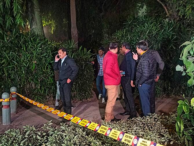 Israel Embassy Blast Fire Brigade Reaches On The Spot Delhi Police Special  Cell Team Investigating Case Ann | Israel Embassy: दिल्ली में इजराइल एंबेसी  के पीछे धमाके की खबर, जांच में जुटी