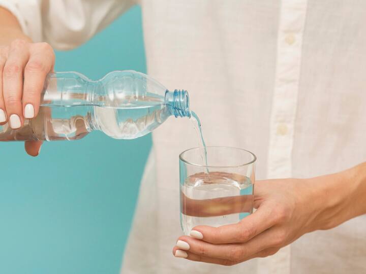 सर्दियों के मौसम में ठंड की वजह से अकसर हम पानी कम पीने लगते हैं. लेकिन पानी शरीर और त्वचा के लिए बहुत जरूरी होता है.पानी कम पीने से भी हमारी त्वचा बहुत शुष्क, रूखी और सूखी हो जाती है. ऐसी ड्राई स्किन पर झुर्रियां और दरारें पड़ने लगती हैं. यह फटने और छिलने लगती है.