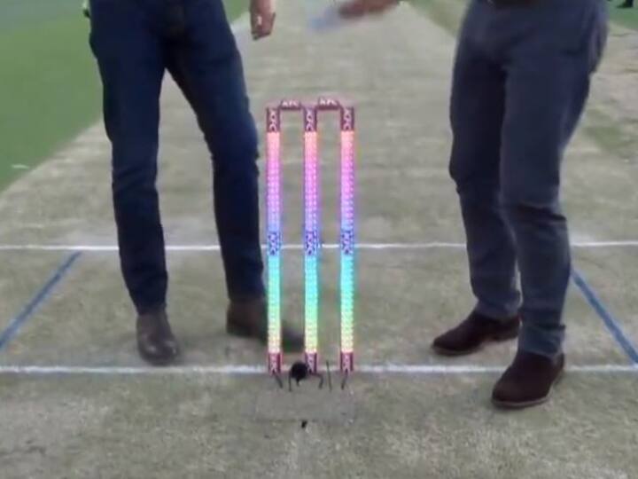 Big Bash League 2023-24 first time in men's cricket Electra Stumps used know what is new about them Electra Stumps: पुरुष क्रिकेट में आए नए किस्म के 'इलेक्ट्रा स्टंप्स', मोमेंट्स के हिसाब से बदलते हैं रंग; देखें 