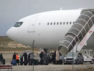 India-France : फ्रान्समध्ये थांबवलेलं विमान मुंबईत दाखल, 276 प्रवासी सुखरुप मायदेशी परतले; मानवी तस्करीच्या संशयावरून 4 दिवस अडकले होते प्रवासी