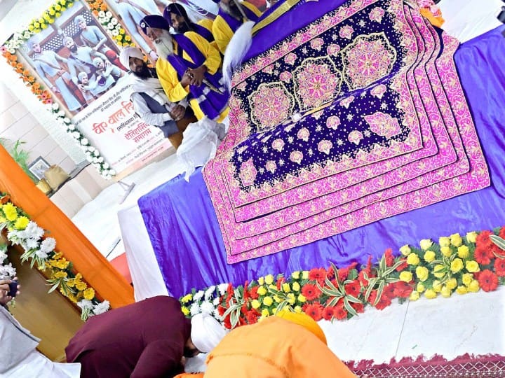 मुख्यमंत्री योगी आदित्यनाथ ने मंगलवार को अपने सरकारी आवास में आयोजित विशेष संकीर्तन कार्यक्रम को संबोधित करते हुए कहा, 'गुरु गोविंद सिंह के चारों पुत्र धर्म और देश की रक्षा के लिए हंसते-हंसते प्राणों की आहुति दे दी. यह इतिहास युवा पीढ़ी तक पहुंचानी होगी, ताकि वे अपने बलिदानियों की गौरवगाथा के बारे में जानें.'