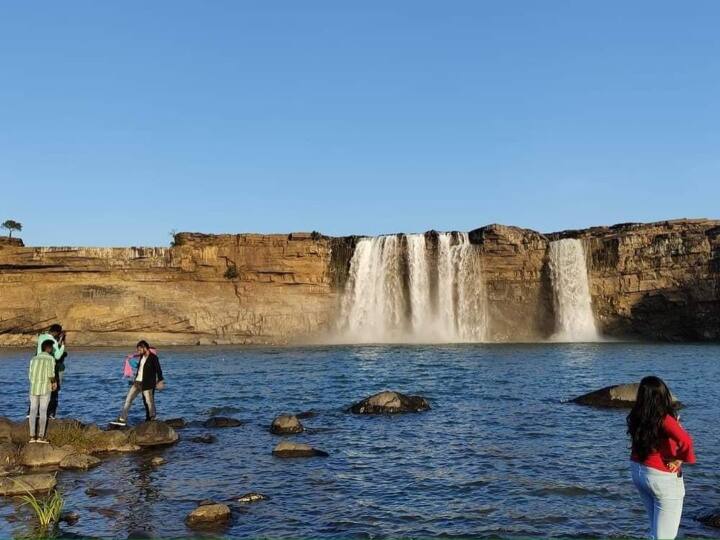 बस्तर के पर्यटन स्थलों पर नए साल का जश्न मनाने के लिए इकट्ठा हो रहे है. पर्यटक बस्तर की खूबसूरत वादियां, नदी पहाड़ और जंगल में अपना समय बीता रहे है.