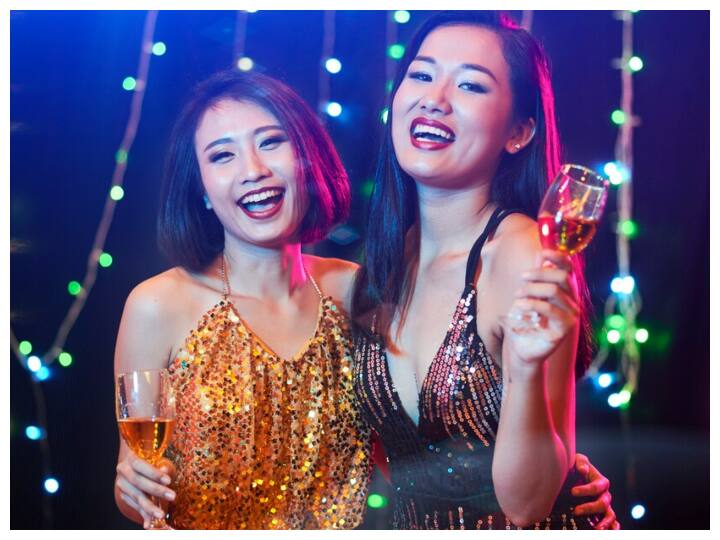 नाइटक्लबों और पार्टी वेन्यूज में खास तौर पर लाइव म्यूजिक परफॉर्मेंस का आयोजन किया जाता है. लोग नए साल के जश्न का आनंद लेने के लिए इन जगहों पर जमकर नाचते-गाते हैं और म्यूजिक का लुत्फ उठाते हैं.