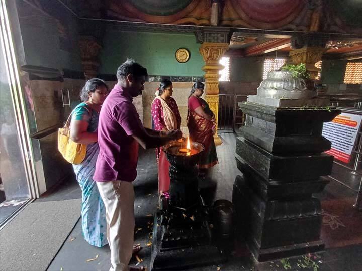 கோவில் நுழைவு வாயில் நெய் தீபம் ஏற்றும் வழிபாடு