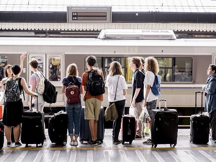 नया साल मनाने की कोलंबिया की परंपरा तो बेहद दिलचस्प है, यहां 31 जनवरी की शाम को लोग सूटकेस लेकर घर से बाहर निकल जाते हैं. उनका मानना है कि सूटकेस लेकर घर से बाहर निकलने से आने वाले साल में यात्रा के ढेरों मौके मिलेंगे.