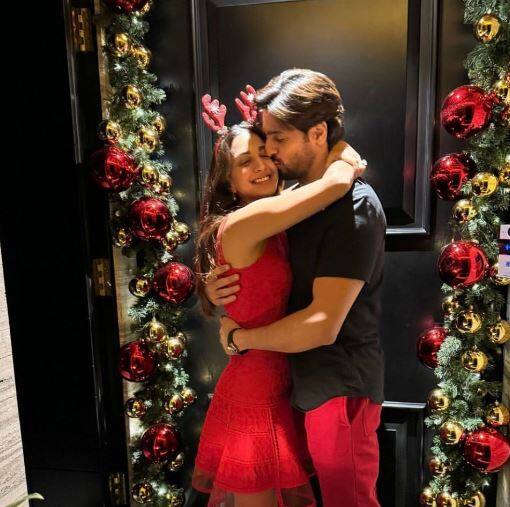 கிறிஸ்துமஸ் பண்டிகையையொட்டி, தங்களின் ஸ்பெஷல் புகைப்படத்தை இன்ஸ்டாவில் பதிவிட்டனர்.