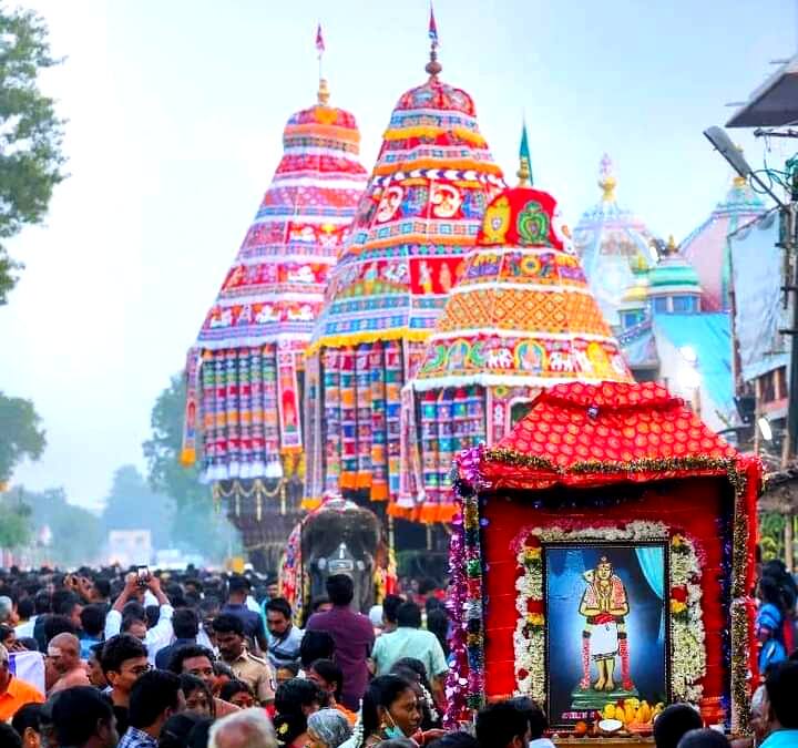 நான்கு வீதிகளில் உள்ள வீடுகள், வணிக நிறுவனங்களில் சுவாமிகளை வரவேற்கும் விதமாக பூரண கும்ப வரவேற்பு அளித்ததுடன் மாவிலை தோரணங்கள் வாழை மரங்கள் கட்டி திருவிழாவாக கொண்டாடி வருகின்றனர்.