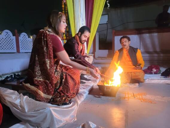 Agra में फ्रेंच कपल ने हिन्दू रीति रिवाज से रचाई शादी, वैदिक मंत्रोच्चार के बीच लिए फेरे, देखें तस्वीरें