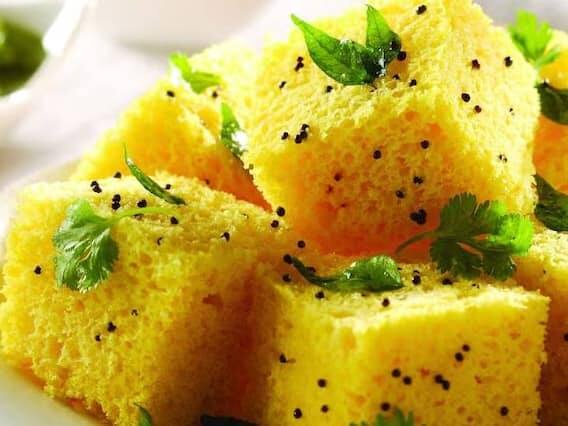 કેટલાક ઘરોમાં, ગુજરાતી વિશેષતા ઢોકળા અઠવાડિયામાં ઓછામાં ઓછા બે કે ત્રણ વખત ખાવામાં આવે છે. તેથી, અમે નિષ્ણાતોને પૂછવાનું નક્કી કર્યું કે જ્યારે વ્યક્તિ અઠવાડિયામાં ત્રણ વખત ઢોકળા ખાય છે ત્યારે તેના શરીરમાં શું થાય છે?