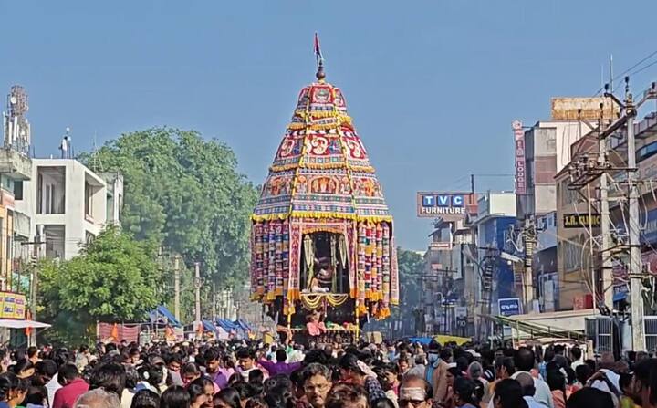 விநாயகர் தேர் வீதியுலா தொடங்கியதை தொடர்ந்து முருகர், நடராஜர், சிவகாமசுந்தரி தாயார், சண்டிகேஸ்வரர் உள்ளிட்ட ஐந்து சுவாமிகள் தனி தனி தேர்களில் எழுந்தருளி வீதியுலா வருகின்றனர்.