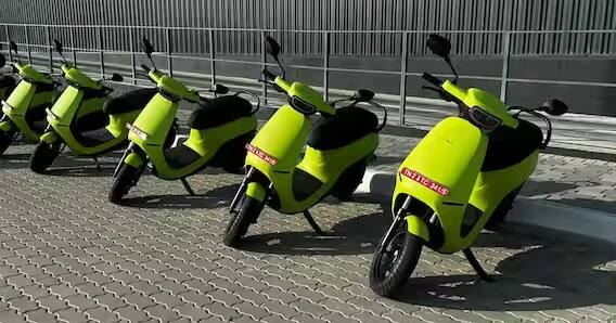 પાંચમું ઇલેક્ટ્રિક સ્કૂટર Ola S1X છે, તમે તેને 90,000 એક્સ-શોરૂમની પ્રારંભિક કિંમતે ઘરે લાવી શકો છો. તે સિંગલ ચાર્જ પર 91 કિલોમીટર સુધીનું અંતર કાપી શકે છે અને તેની ટોપ સ્પીડ 85 કિમી/કલાક છે.