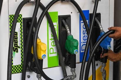 petrol and diesel price chennai on december 31st 2023 know full details Petrol Diesel Price Today: வருடத்தின் கடைசி நாளில் நல்ல சேதியா?  பெட்ரோல், டீசல் விலையின் இன்றைய நிலவரம் இதோ..
