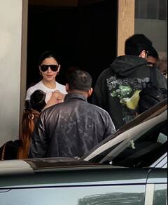 Raha Kapoor Pics: मम्मी-पापा संग न्यू ईयर सेलिब्रेट करने निकली नन्ही सी राहा , मुंबई एयरपोर्ट पर बेटी को गोद में लिए स्पॉट हुईं आलिया