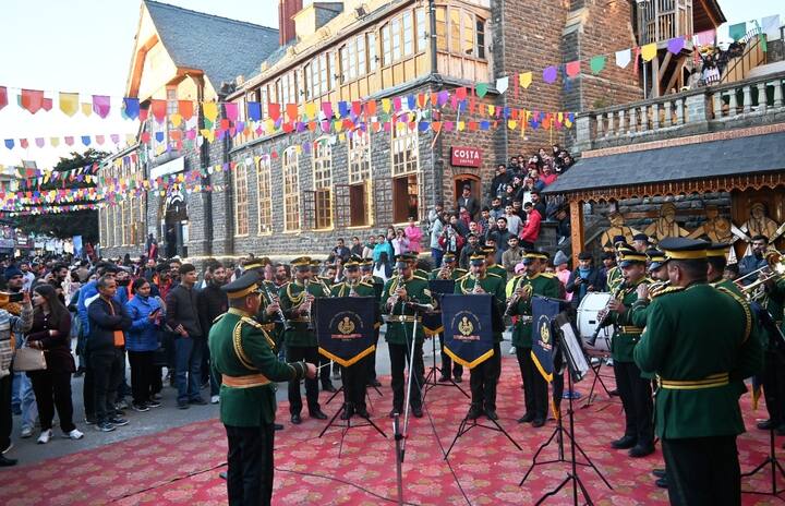 शिमला विंटर कार्निवाल का आगाज महिलाओं की महानाटी के साथ हुआ. इसके बाद मुख्यमंत्री ने सांस्कृतिक परेड का निरीक्षण किया. हिमाचल में चल रहे टूरिस्ट सीजन के बीच बड़ी संख्या में पर्यटक घूमने के लिए हिमाचल पहुंच रहे हैं.