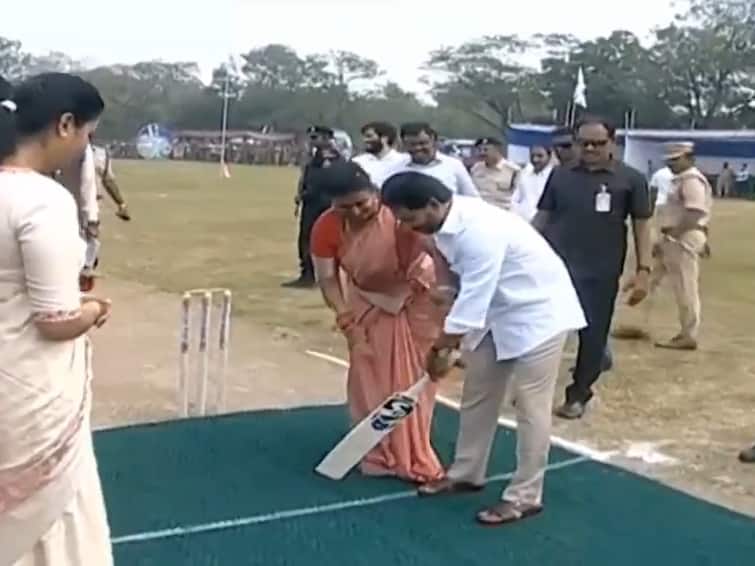 AP CM Jagan Mohan Reddy Teaching Cricket To Minister Roja AP CM YS Jagan: మంత్రి రోజాకు క్రికెట్ ఎలా ఆడాలో నేర్పిన జగన్ - ‘ఆడుదాం ఆంధ్ర’లో సరదా వీడియో