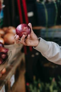 Onion juice benefits : कांद्याच्या रसाने असे खुलवा केसांचे सौंदर्य!