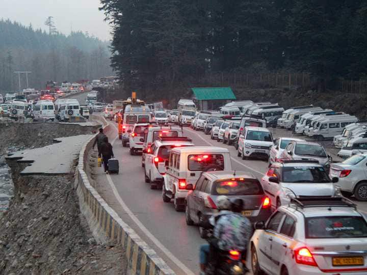 manali traffic jam roads leads to himachal packed in Jam Meme makers poke fun क्रिसमस मनाने पहाड़ पर गए, रास्ते में ही फंस गए, सोशल मीडिया पर यूजर्स ने लिखा-'जाम में ही खत्म हो गई ट्रिप'