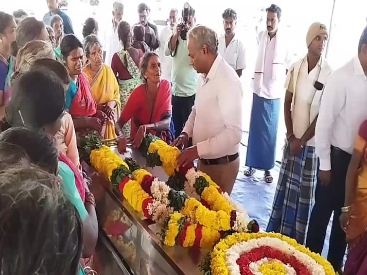 Tirupattur news Collector personally paid tribute to the body of laborer who had donated his organs - TNN திருப்பத்தூர்: உடல் உறுப்பு தானம் செய்த கூலி தொழிலாளியின் உடலுக்கு ஆட்சியர் நேரில் அஞ்சலி