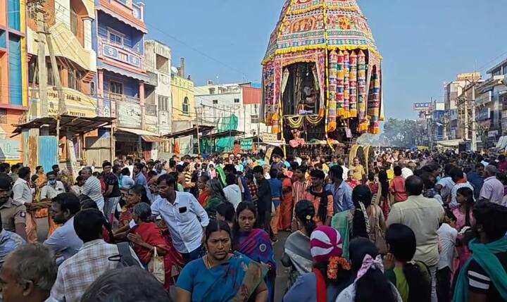கடலூர் மாவட்டம் சிதம்பரம் உலக புகழ்பெற்ற நடராஜர் கோவிலில் மார்கழி ஆருத்ரா தரிசன திருவிழா கடந்த 18ஆம் தேதி அன்று கொடியேற்றத்துடன் தொடங்கியது. 11 நாட்கள் நடைபெறும் இத்திருவிழாவின் ஒன்பதாம் நாள் திருவிழாவான தேரோட்ட திருவிழா காலை தொடங்கியது.