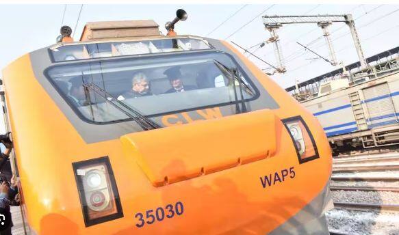 ਦੂਜੀ ਟਰੇਨ ਪੱਛਮੀ ਬੰਗਾਲ ਦੇ ਬੈਂਗਲੁਰੂ ਅਤੇ ਮਾਲਦਾ ਵਿਚਕਾਰ ਚੱਲੇਗੀ। ਇਸ ਟਰੇਨ ਦੇ ਉਦਘਾਟਨ ਤੋਂ ਪਹਿਲਾਂ ਰੇਲ ਮੰਤਰੀ ਅਸ਼ਵਨੀ ਵੈਸ਼ਨਵ ਨੇ ਨਵੀਂ ਦਿੱਲੀ ਸਟੇਸ਼ਨ 'ਤੇ ਇਸ ਟਰੇਨ ਦਾ ਨਿਰੀਖਣ ਕੀਤਾ।