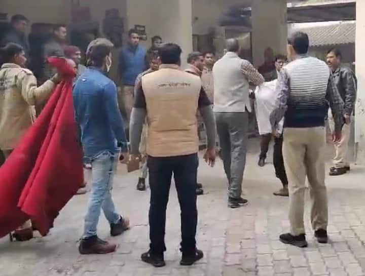 Unnao News: एसपी ऑफिस में पेट्रोल छिड़ककर युवक ने खुद को लगाई आग, मारपीट मामले में सीओ पर लगाए गंभीर आरोप Unnao youth sets himself on fire in SP office by sprinkling petrol ANN Unnao News: एसपी ऑफिस में पेट्रोल छिड़ककर युवक ने खुद को लगाई आग, मारपीट मामले में सीओ पर लगाए गंभीर आरोप