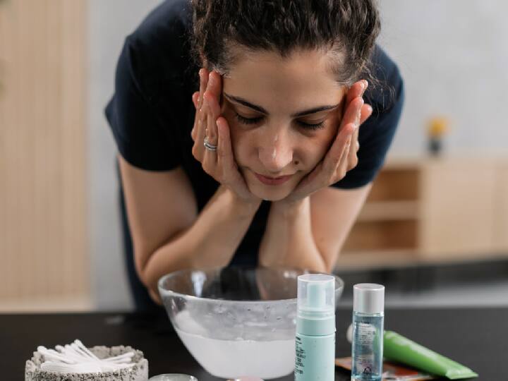 Benefits of washing face with hot water : हिवाळ्यात गरम पाण्याने चेहरा धुण्याचे फायदे की तोटे? या विषयी सविस्तर माहिती जाणून घ्या