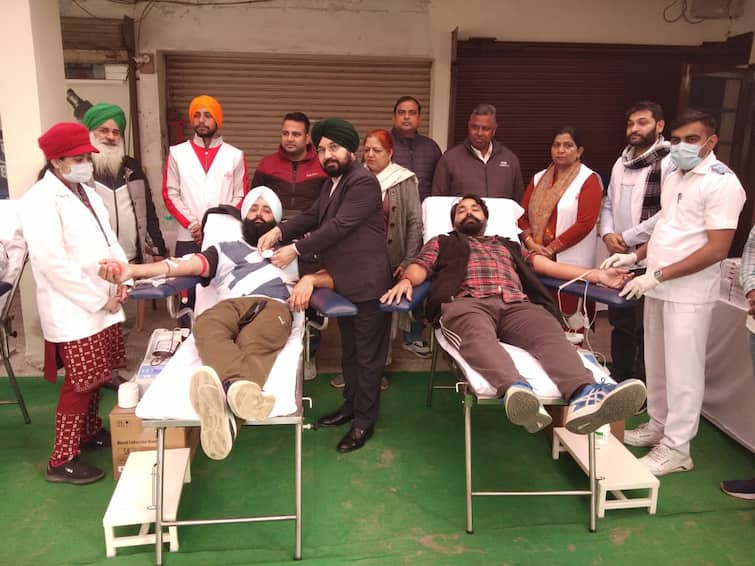 A large number of young people reached the blood donation camp on Shaheedi Sabha Shaheedi Jor Mela: ਸ਼ਹੀਦੀ ਦਿਹਾੜਿਆਂ ਨੂੰ ਇੰਝ ਵੀ ਕੀਤਾ ਗਿਆ ਨਮਨ, ਖੂਨਦਾਨ ਕੈਂਪ 'ਚ ਵੱਡੀ ਤਦਾਦ ਪਹੁੰਚੇ ਨੌਜਵਾਨ