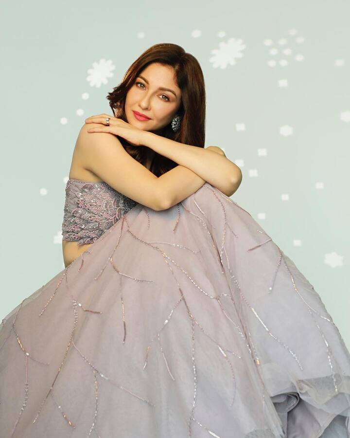 सौम्या टंडन सोशल मीडिया पर काफी एक्टिव रहती हैं. एक्ट्रेस ने भाबीजी घर पर हैं में अनीता मिश्रा के किरदार से सुर्खियां बटोरीं.