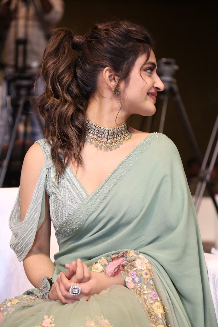 ప్రస్తుతం శ్రీలీల టాలీవుడ్లో మోస్ట్ వాంటెడ్ హీరోయిన్గా మారిపోయింది. తన పాత్రకు ప్రాధాన్యత ఉన్న కథలను ఎంచుకుంటూ సినిమాలు చేస్తుంది.