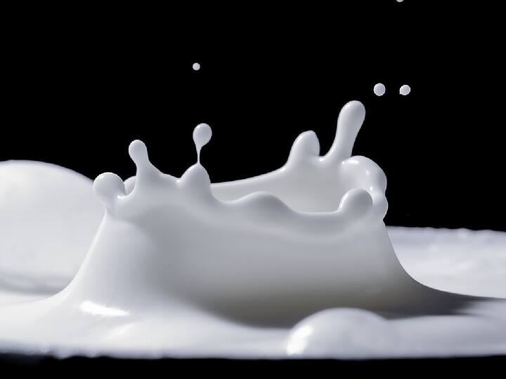 Raw Milk to look Beautiful :  दूध आरोग्यासाठी सुपरफूड तर आहेच, पण ते त्वचेला अनेक फायदेही देते. चेहऱ्यावर दूध लावून तुम्ही सुंदर होऊ शकता.