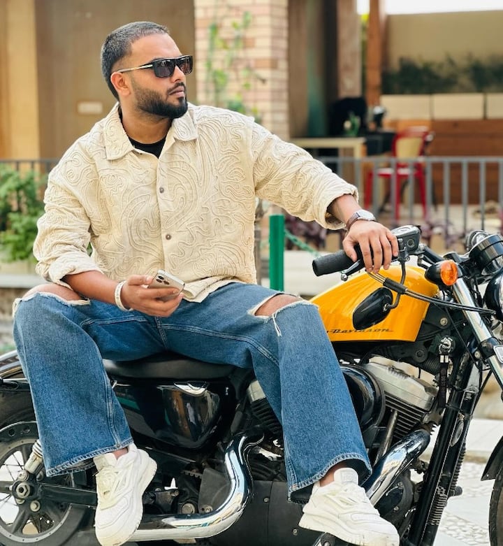 ਦਰਅਸਲ, ਗੁਰਮਨ ਮਾਨ ਵੱਲੋਂ ਆਪਣੇ ਨਵੇਂ ਗੀਤ ਕਾਨਵੋ ਵਿੱਚ ਸ਼ਨੀ ਦੇਵ ਮਹਾਰਾਜ ਪ੍ਰਤੀ ਕੀਤੀ ਗਈ ਟਿੱਪਣੀ ਨੂੰ ਲੈ ਕੇ ਅੱਜ ਜਲੰਧਰ ਦੇ ਸੰਯੁਕਤ ਪੁਲਿਸ ਕਮਿਸ਼ਨਰ ਸੰਦੀਪ ਸ਼ਰਮਾ ਨੂੰ ਸ਼ਿਕਾਇਤ ਦਰਜ ਕਰਵਾਈ ਗਈ ਹੈ। ਸ਼ਨੀ ਕ੍ਰਿਪਾਲ ਮੰਦਰ ਸਮੇਤ ਹੋਰ ਸ਼ਨੀ ਦੇਵ ਮੰਦਰ ਕਮੇਟੀਆਂ ਵੱਲੋਂ ਗਾਇਕ ਖ਼ਿਲਾਫ਼ ਸ਼ਿਕਾਇਤਾਂ ਦਰਜ ਕਰਵਾਈਆਂ ਗਈਆਂ ਹਨ। ਸ਼ਿਕਾਇਤ ਵਿੱਚ ਲਿਖਿਆ ਗਿਆ ਹੈ ਕਿ ਗਾਇਕ ਨੇ ਸ਼੍ਰੀ ਸ਼ਨੀ ਦੇਵ ਬਾਰੇ ਗਲਤ ਸ਼ਬਦ ਬੋਲੇ ਹਨ, ਉਸ ਖਿਲਾਫ ਕਾਨੂੰਨੀ ਕਾਰਵਾਈ ਕੀਤੀ ਜਾਵੇ।