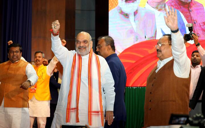 কলকাতায় অমিত শাহর বৈঠকেও উঠল ভাইপো-প্রসঙ্গ! সূত্রের দাবি, এদিন ন্য়াশনাল লাইব্রেরির বৈঠকে, ভাষণ দেওয়ার সময় তৃণমূলের গ্রেফতার হওয়া নেতাদের নাম বলছিলেন অমিত শাহ। তখন বিজেপি কর্মীরা প্রশ্ন করে ওঠেন, 'ভাইপো কবে?' মঙ্গলবারের বৈঠক থেকে রামমন্দিরের প্রচারে ঝাঁপিয়ে পড়ার নির্দেশ দিয়েছেন অমিত শাহ। যদিও, এনিয়ে পাল্টা কটাক্ষ ছুড়ে দিয়েছে তৃণমূল।