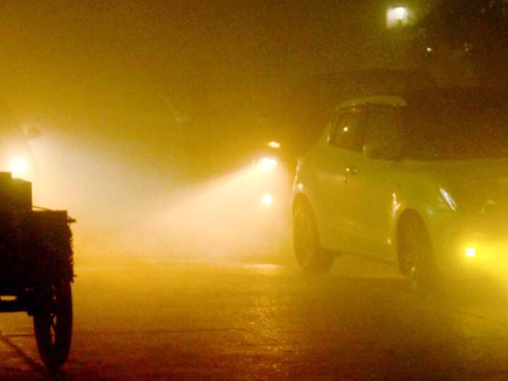 Delhi Weather News Today: देश की राजधानी दिल्ली ठंड के सीजन में पहली बार कोहरे की चादर में लिपटी नजर आई. घने कोहरे की वजह से वाहन चालकों को रफ्तार पर ब्रेक लगाना पड़ा.